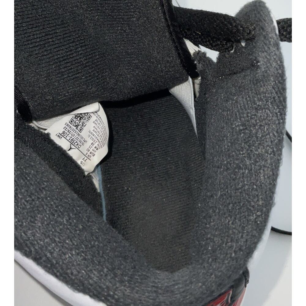 Air Jordan 2 Retro GS 'Chicago' (Size 7Y) - Picture 6 of 7